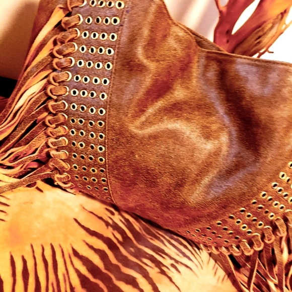 THE FIND- Distressed Tan/Brn Fringe Grommet Handbag - Picture 4 of 11